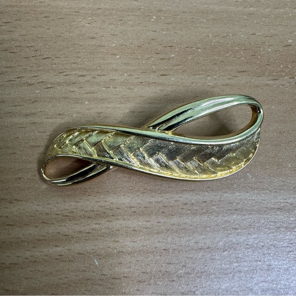 Trifari Gold Tone Curved Textured Brooch Vintage - Picture 5 of 7